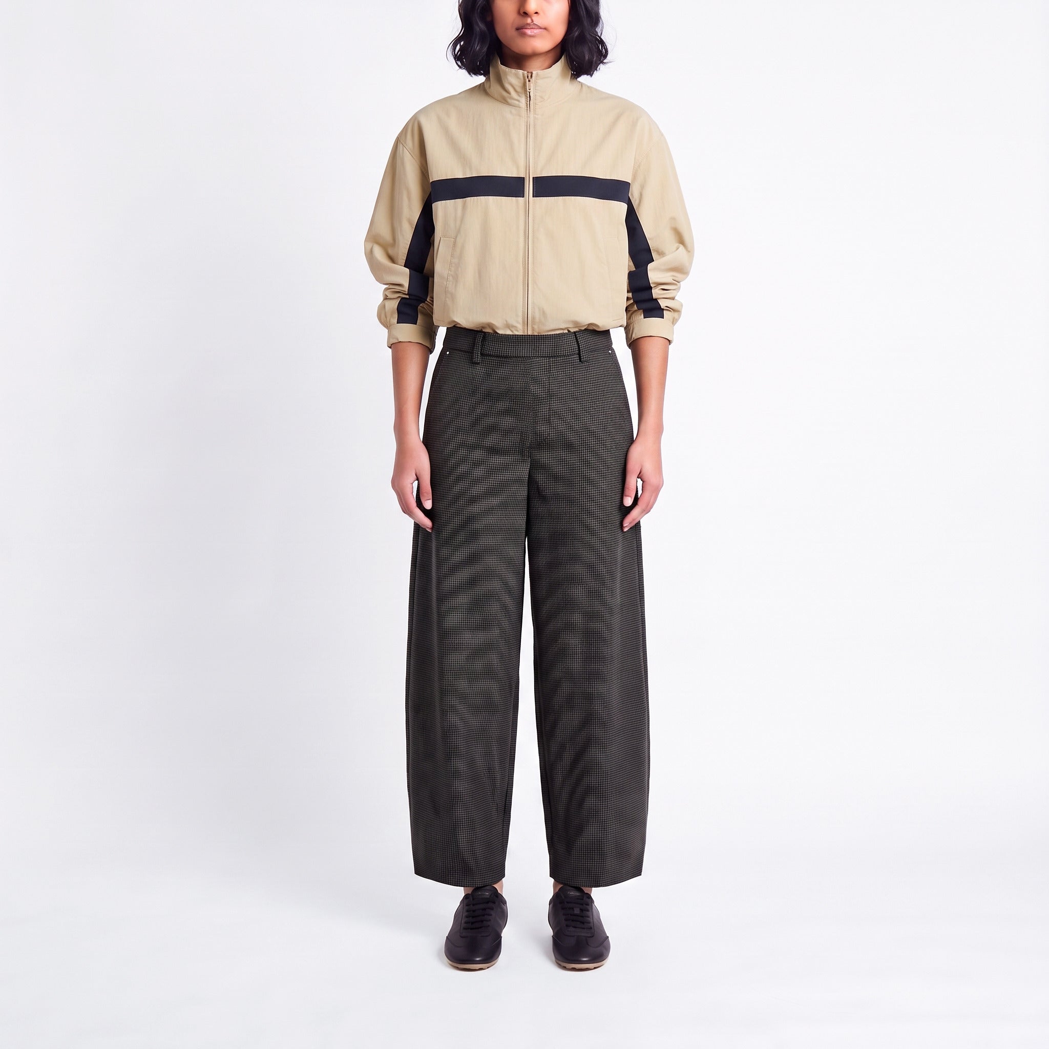 Relaxed jump-in trousers made of premium jersey. | MILTON | smoke houndstooth | Front view of model