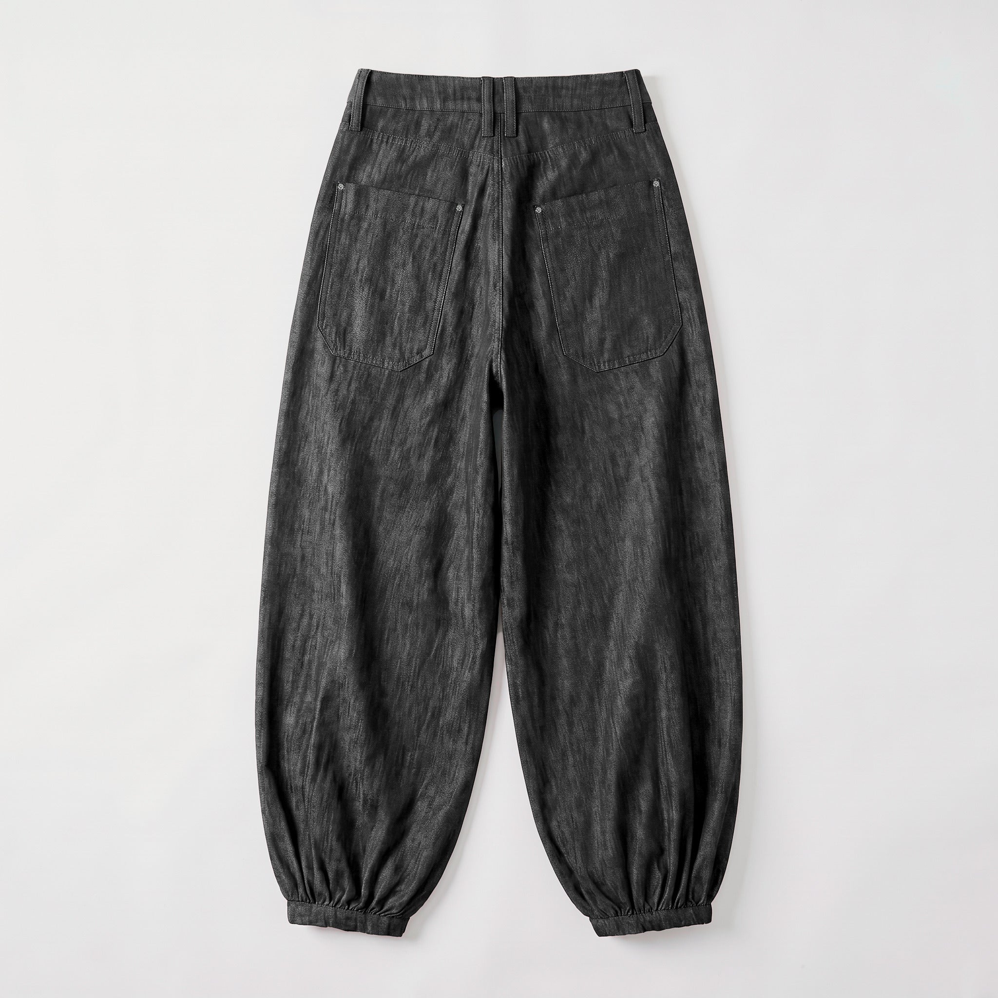 Relaxed premium jeans with cuffed hem. | NEW ORLEANS 2.0 indigo | black | Back view of bust