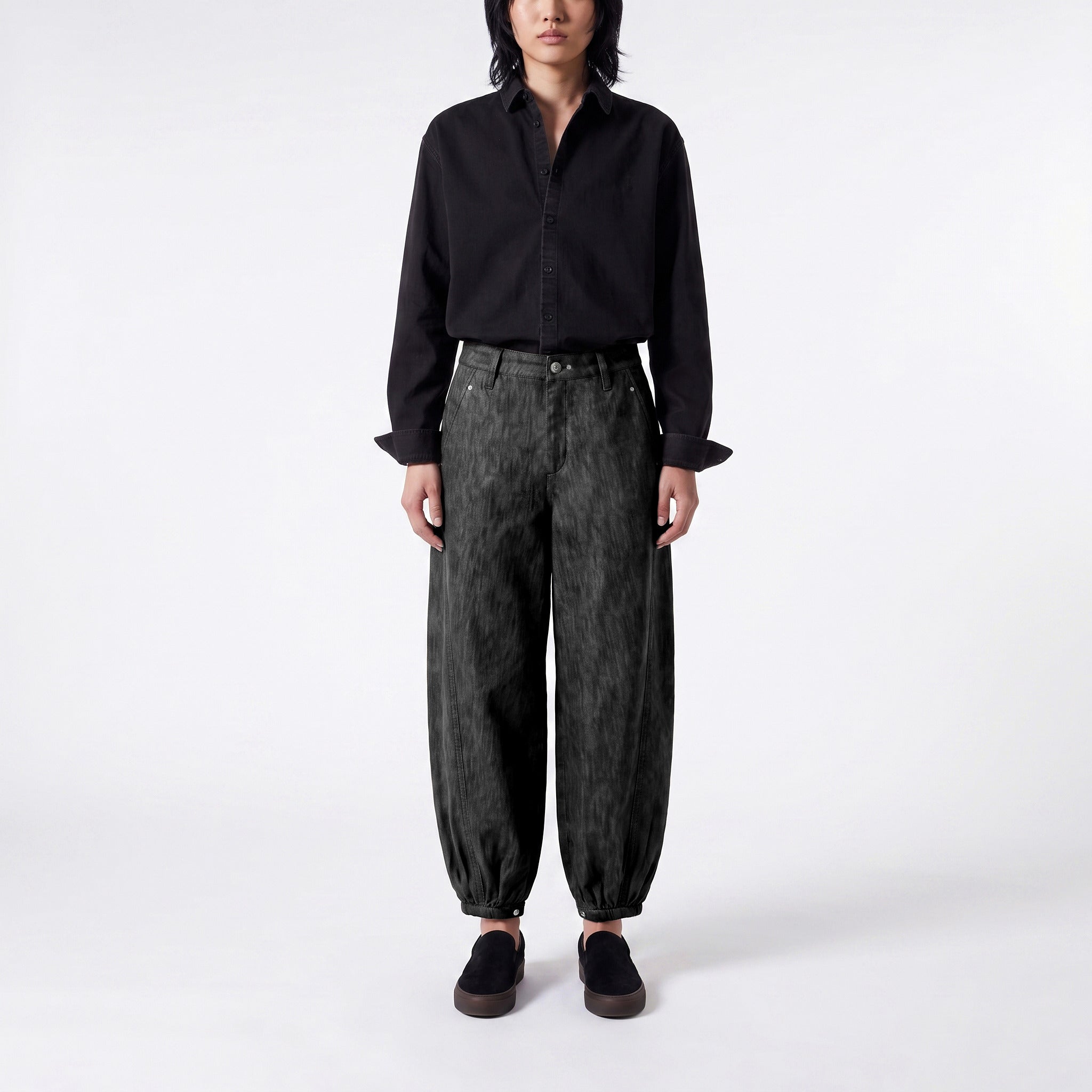 Relaxed premium jeans with cuffed hem. | NEW ORLEANS 2.0 indigo | black | Front view of model