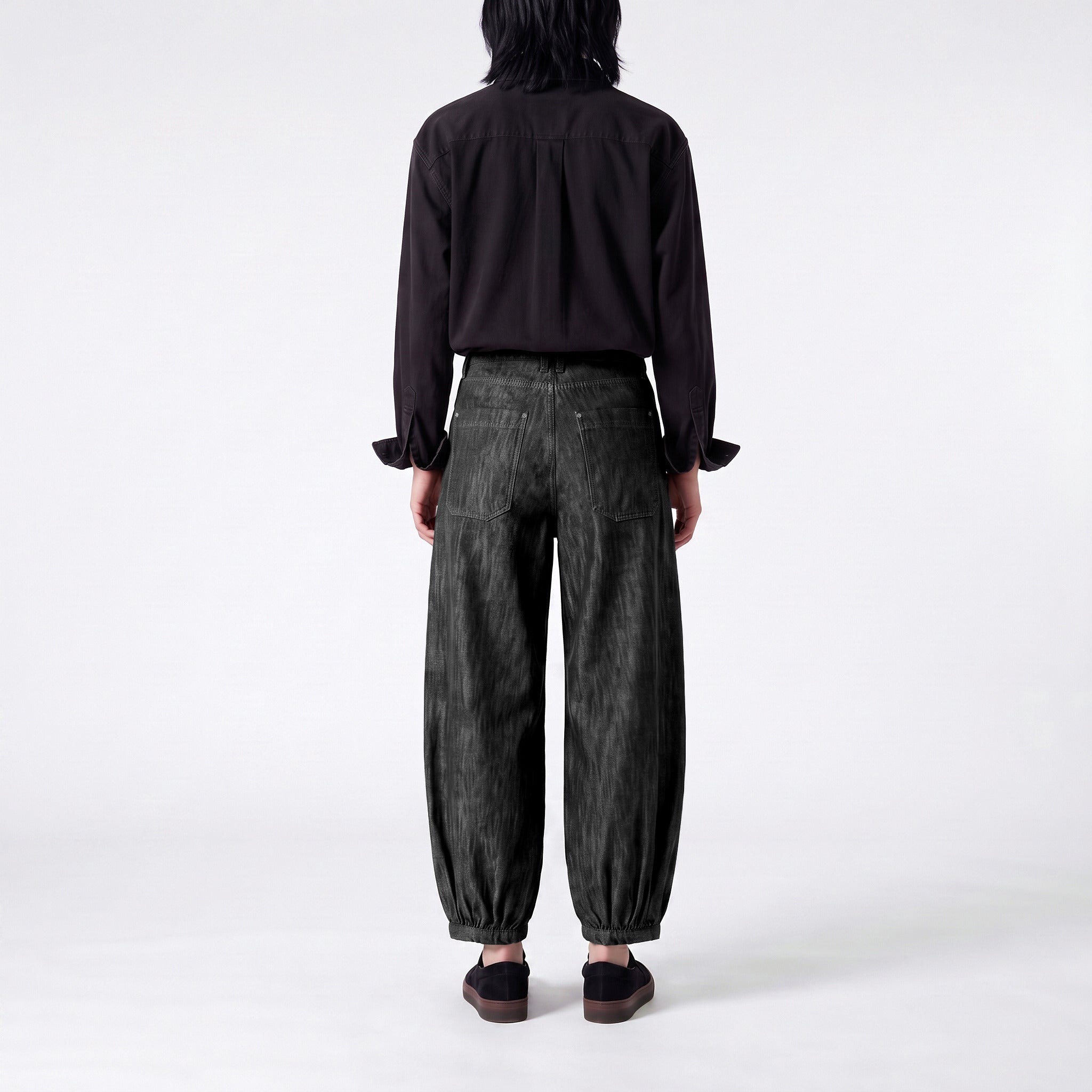 Relaxed premium jeans with cuffed hem. | NEW ORLEANS 2.0 indigo | black | Back view of model