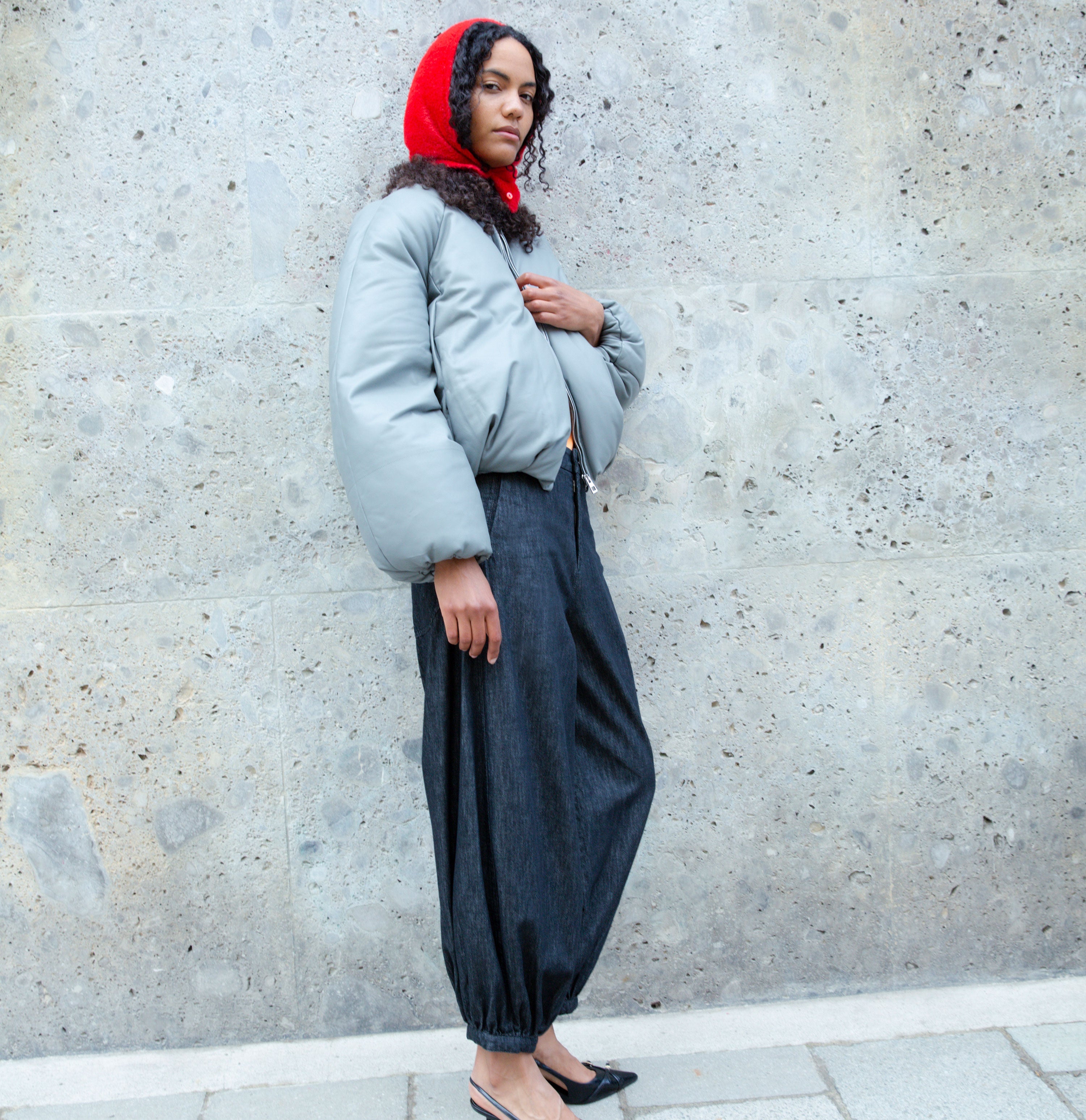 Relaxed premium jeans with cuffed hem. | NEW ORLEANS 2.0 indigo | black | Campaign image 3