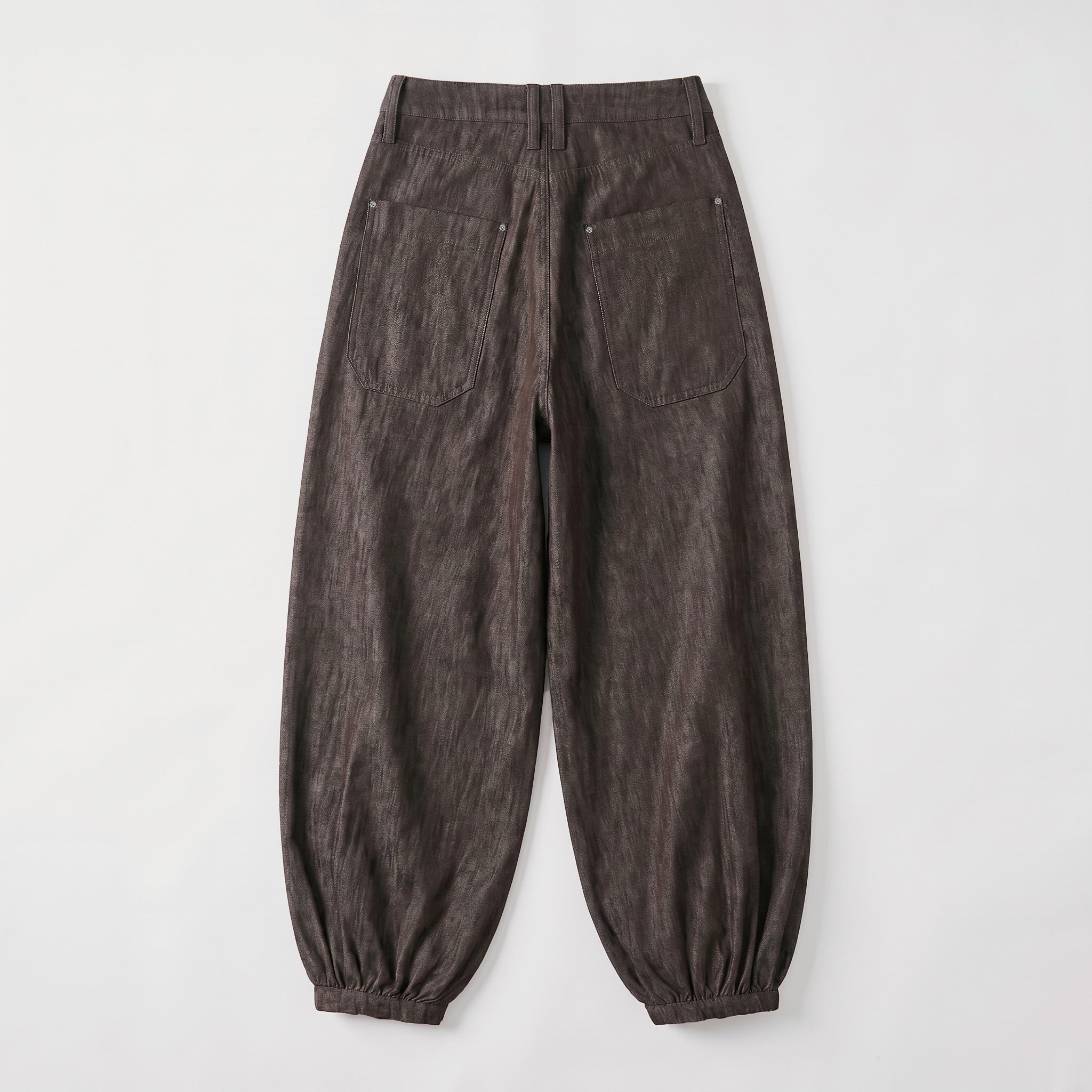 Relaxed premium jeans with cuffed hem. | NEW ORLEANS 2.0 indigo | bitter chocolate | Back view of bust