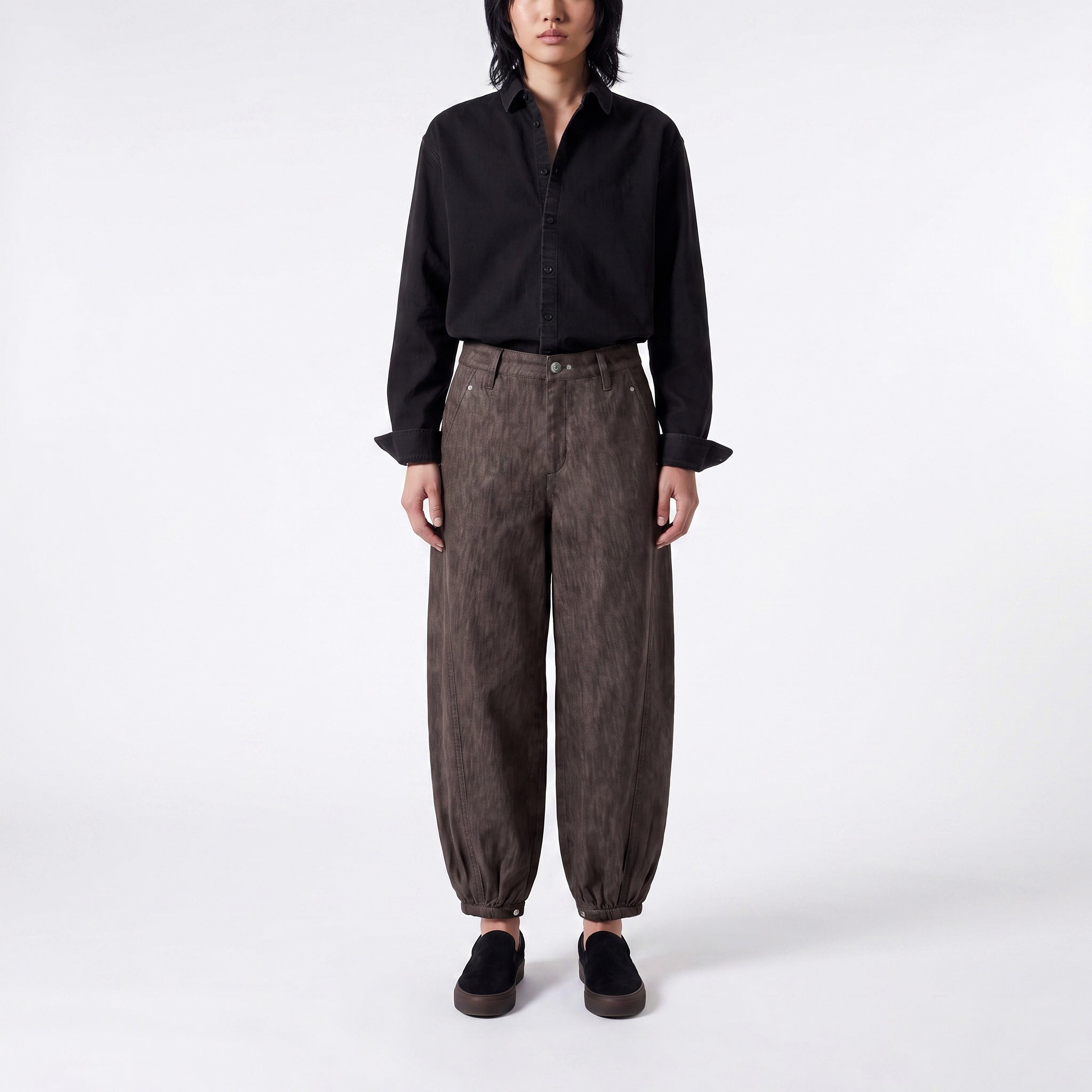 Relaxed premium jeans with cuffed hem. | NEW ORLEANS 2.0 indigo | bitter chocolate | Front view of model