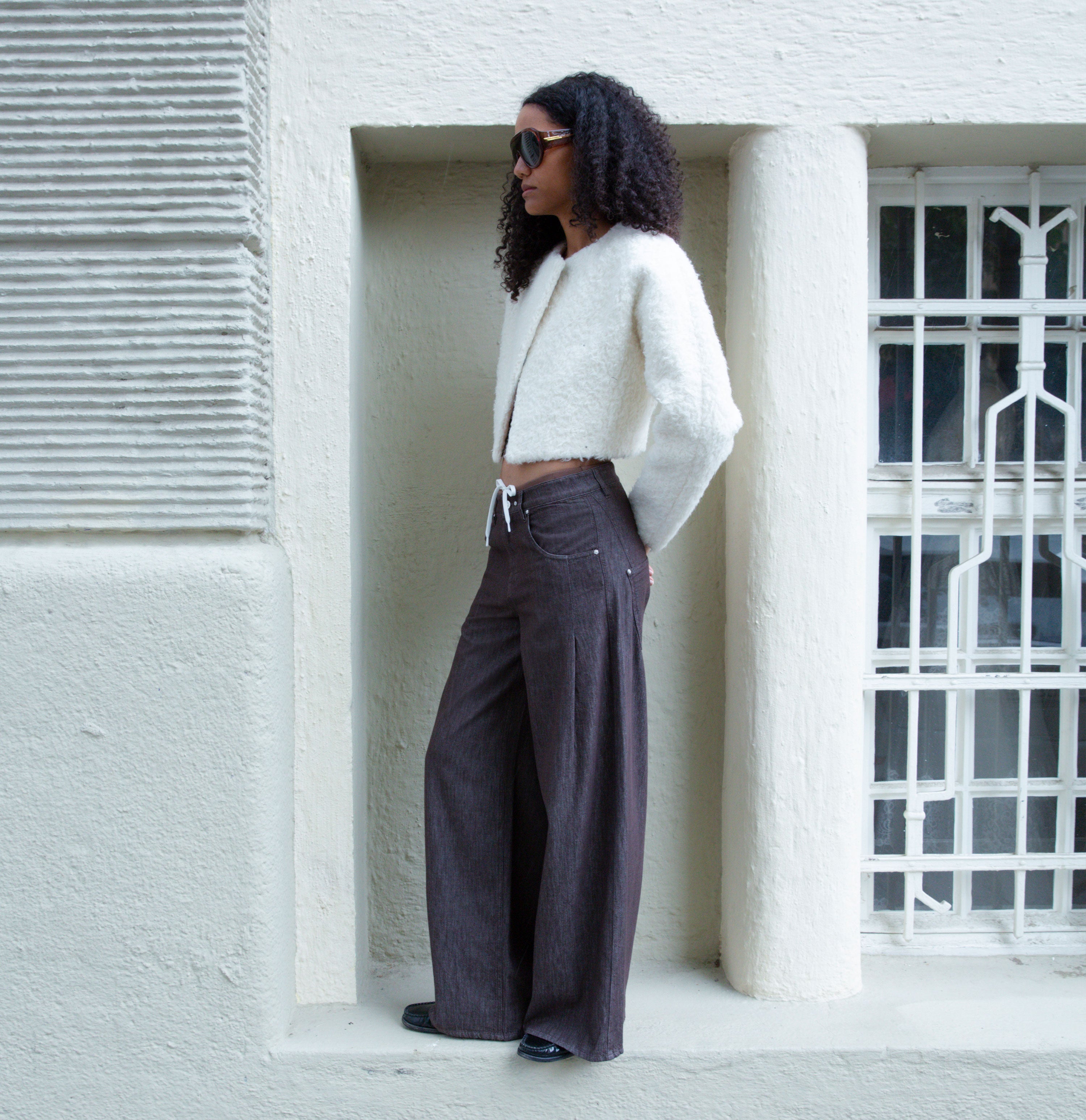 Wide premium jeans with details. | PHILADELPHIA indigo | bitter chocolate | Campaign image 3