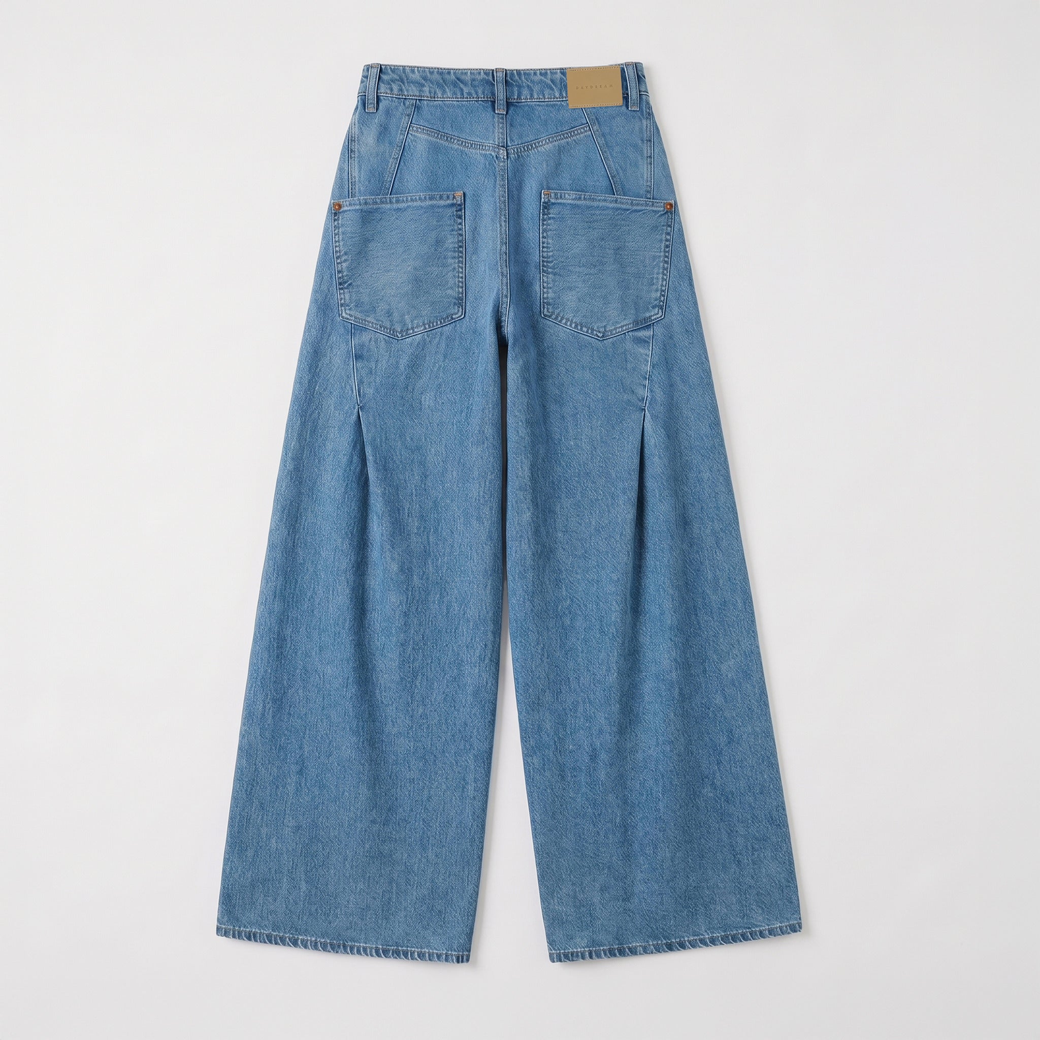 Wide jeans in a flowing cotton-lyocell blend. | PHILADELPHIA indigo | DD malibu blue wash | Back view of bust