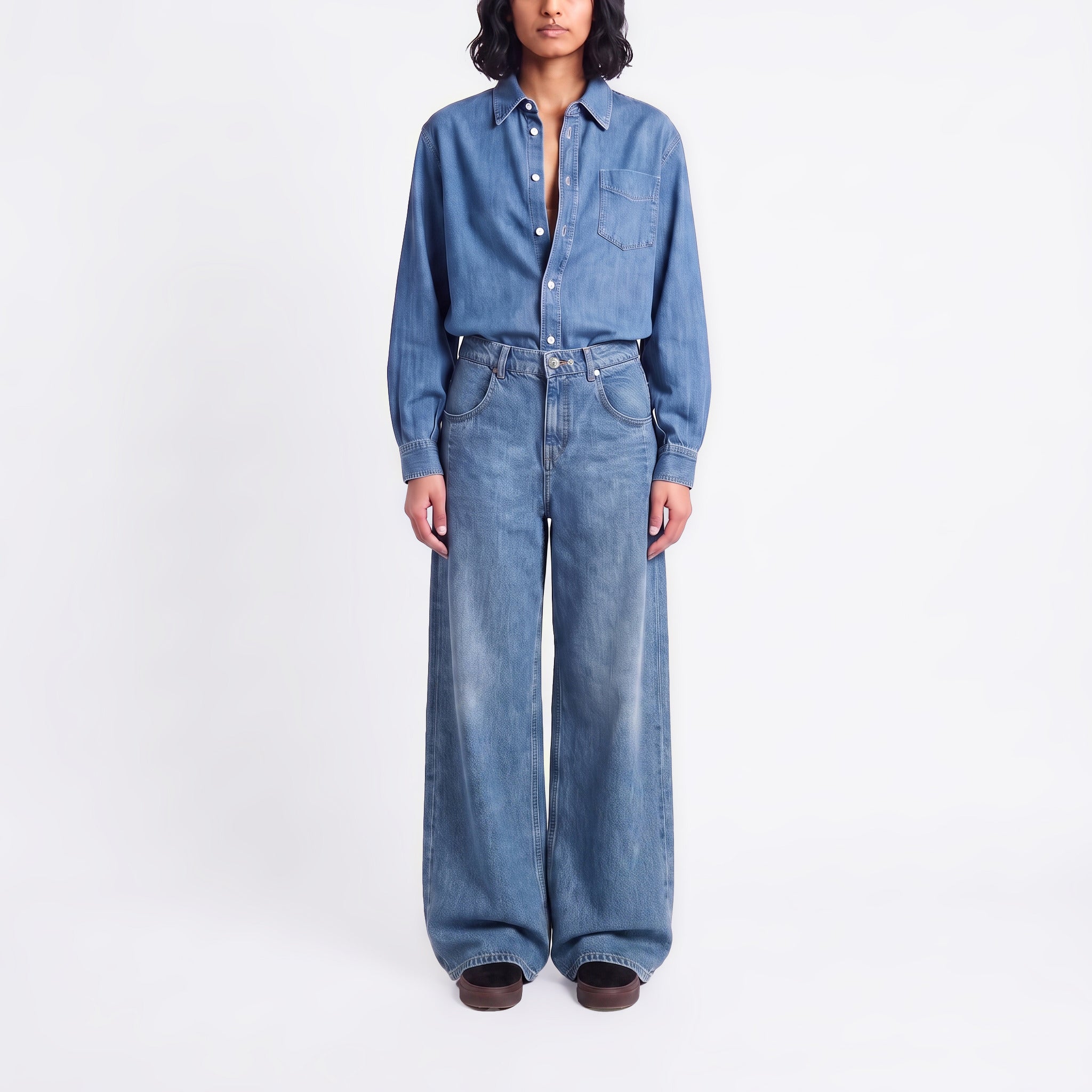 Wide jeans in a flowing cotton-lyocell blend. | PHILADELPHIA indigo | DD malibu blue wash | Front view of model