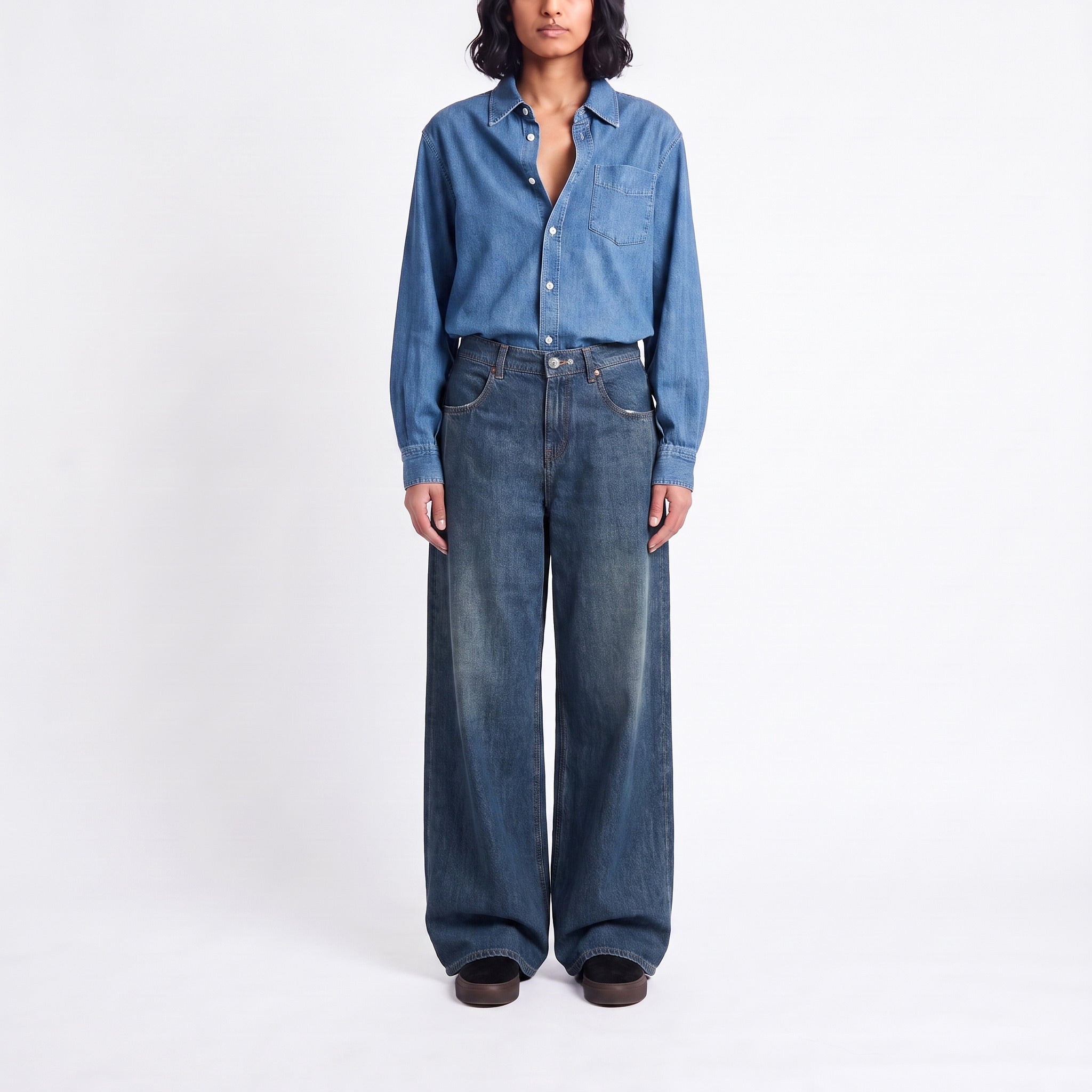 Wide jeans in a flowing cotton-lyocell blend. | PHILADELPHIA indigo | DD deep ocean wash | Front view of model