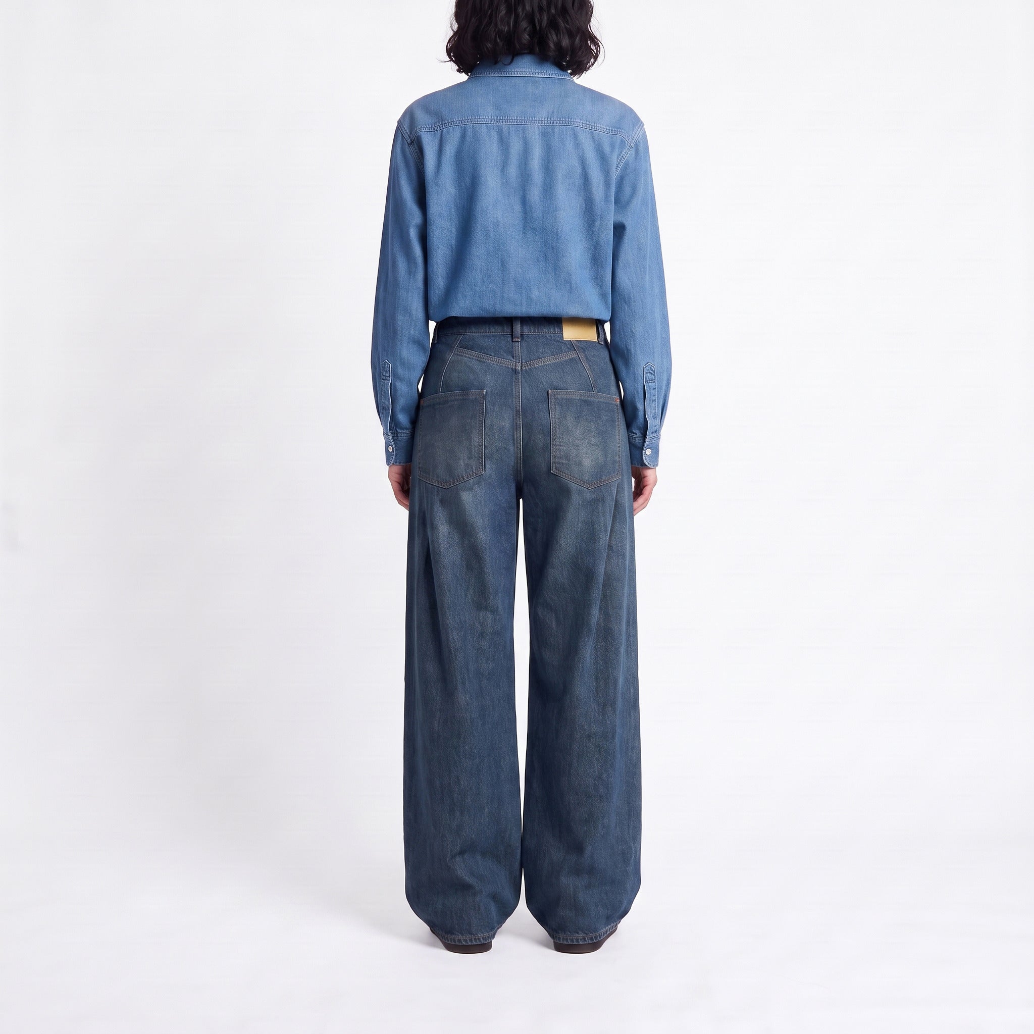Wide jeans in a flowing cotton-lyocell blend. | PHILADELPHIA indigo | DD deep ocean wash | Back view of model